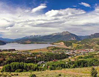 Towns of dillon and silverthorne in colorado