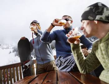 Friends drinking during apres ski