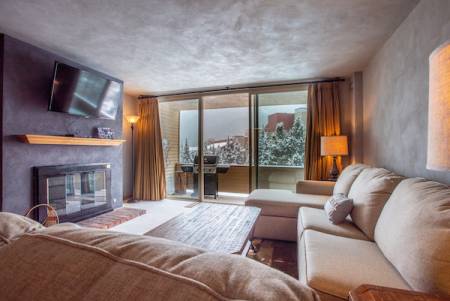 Snowbridge Square - Copper Mountain Lodging