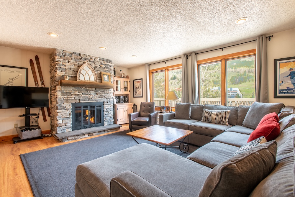 Spacious living room in Ten Mile Haus A7